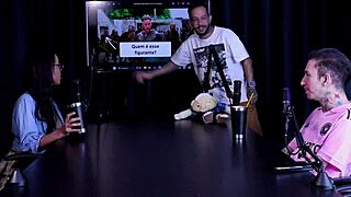 Morena sensualizes in striptease showing big breasts after bisexual confession