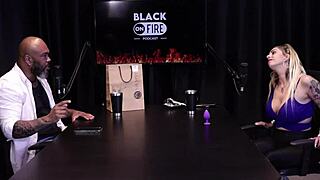 Смотрю как Юлия Фонтанелли трахается в сексуальной межрасовой сцене на публике