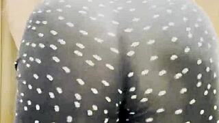 sexy blonde shakes big ass in leggings