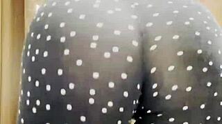 sexy blonde shakes big ass in leggings