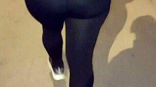 Milf matur curbată își arată colanții transparenți în public