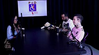 Morena sensualizes in striptease showing big breasts after bisexual confession