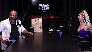 Смотрю как Юлия Фонтанелли трахается в сексуальной межрасовой сцене на публике