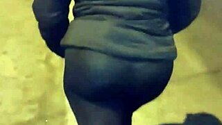 kurvikas kypsä milf väläyttää läpinäkyviä legginsejä julkisella paikalla