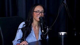 Morena sensualizes in striptease showing big breasts after bisexual confession