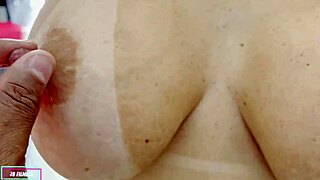 Depois de Usar Consolo, Coroa Safada Fode em Cena Solo