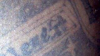 A karcsú lány időt vesz igénybe, lassan és érzékien szop.