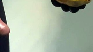 Me veja foder uma fruta mamão pela primeira vez gostei