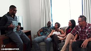 زوجان يتبادلان في أربعة مع جوارب وآسيوية بنية