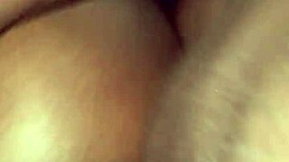 بابا كبير يقذف على خدود دي جي هيرشيز الشوكولاتية