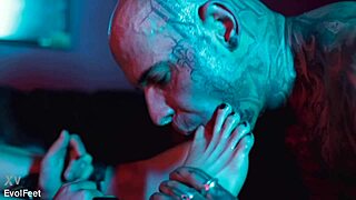 Kelly Starr tatuoitu iso tissit stringipalvontaseksiä