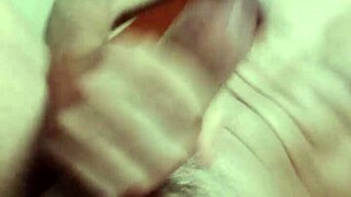 호텔 방서 핫한 남자가 큰자지 세게 쥐어짜며 자위하는 중