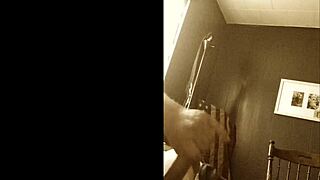 Počasni posnetek ogromnega izlivanja sperme iz solo drkanja!