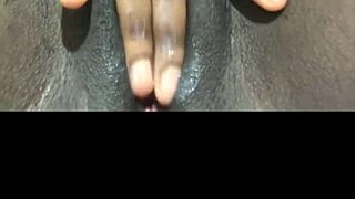 black amateur masturbates wet big pussy to orgasm solo