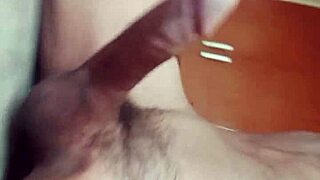 호텔 방서 핫한 남자가 큰자지 세게 쥐어짜며 자위하는 중