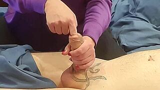 Mamă vitregă mă înnebunește degetând adânc în uretra mea la masaj sălbatic!