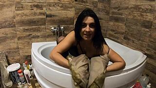 Preview - milfycalla- pee play in bathtub while wearing a fur coat and pantyhose 198