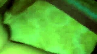 Knullar med makens vän på hotellet medan han ser via videochatt