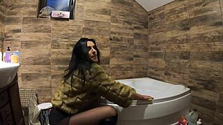 Preview - milfycalla- pee play in bathtub while wearing a fur coat and pantyhose 198