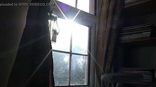 Zhang Xiaoyu מציגה כוס סינית שיעירה חמה בקליפ סופטקור