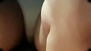 Hvorfor spreder min stedsøster benene sådan i hvide trusser?