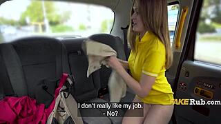 Rysk tjej tar anal till nästa nivå i taxi baksäte