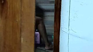 Me Caliento Cada Día Más Espiando A Mi Cuñada Cuando Se Baña