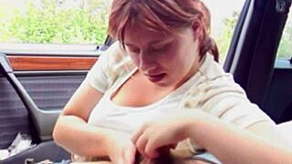 Mladá 18+ ryšavá BBW sa cíti vzrušená v aute