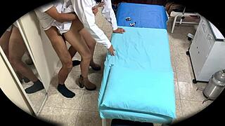 מצלמה נסתרת תופסת ילדה עם גוף מושלם בדוגיסטייל בקליניקה במונטריי