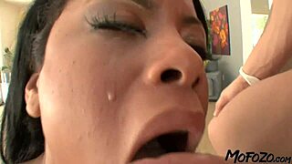 Liten Riley Reynolds provar stor kuk första gången