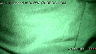 فتاة أفريقية سوداء بصدر طبيعي صغير 18+ تُنيك وهي تتمايل تحت تنورتها