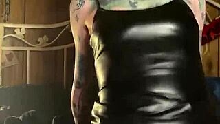 Milf močno orgazmira med ježdanjem tistega dilda?