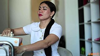 Marika Sherman si masturba la fica bagnata in bagno.