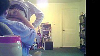 Loris shows her titties in the living room 😍