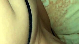 Me intenta meter el dedo en el culito apretado 😏