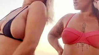 falando sacanagens na praia com amiga safada, quer participar?