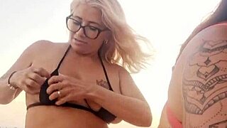 falando sacanagens na praia com amiga safada, quer participar?