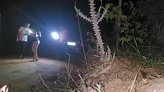 Делю свою горячую мини-жену с незнакомцем с большим черным членом на улице