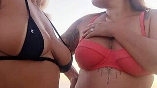 falando sacanagens na praia com amiga safada, quer participar?