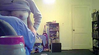 Loris shows her titties in the living room 😍