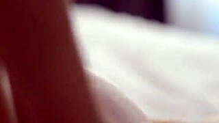 น้องสาวต่างพ่อแม่เย็ดกันสุดเหวี่ยงในกลุ่มสามคนแล้วเลียหีกัน