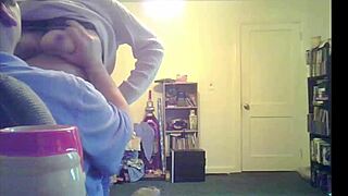 Loris shows her titties in the living room 😍