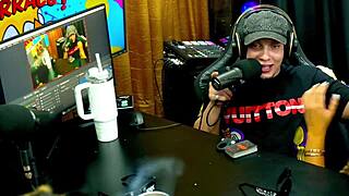 Novinha safada Bruna Lambertini e Isa Moura mostram o cuzinho na câmera