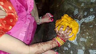 Indická manželka s piercingem na bradavkách přistižena při čůrání v koupelně špinavý hindský klip