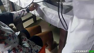 Marido leva esposa ao gineco e acaba em creampie surpresa