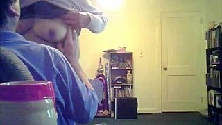 Loris shows her titties in the living room 😍