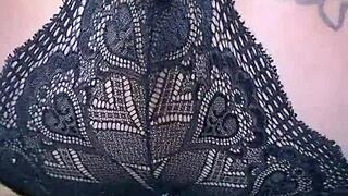 Me intenta meter el dedo en el culito apretado 😏