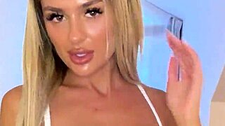 Söta råa brunett heta Molly Volk visar upp! 😍