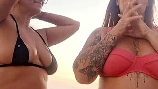 falando sacanagens na praia com amiga safada, quer participar?