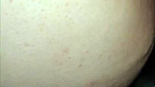 Gammal kille krossar cuckolds hustrus trånga fitta medan kåta amatör tittar på sperma